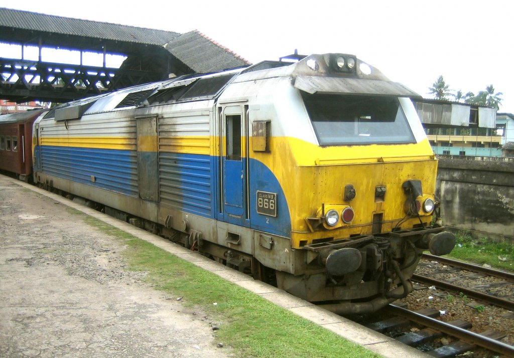 Diesellok 866 (Class M9) steht hier mit Expre 8039 (Matara-Colombo) im Bahnhof Aluthgama (Sri Lanka). Auch diese neue dieselelektrische Lok ist immer zweimnnig besetzt. 30.09.2010, 15:35h (GMT + 5:30h)