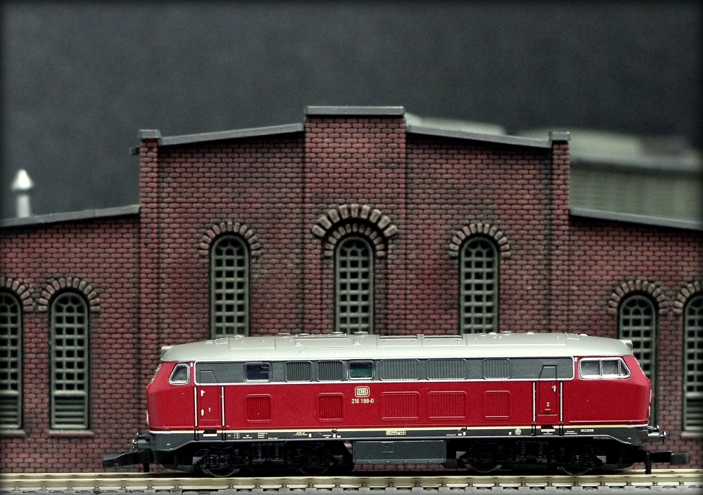 Diesellok der Baureihe 216 von Mrklin mini club auf einem Gleis des japanischen Herstellers Rokuhan. Es fllt (etwas strend) auf, dass die Schwellen nur auf der Oberseite braun eingefrbt wurden. 30.9.2012