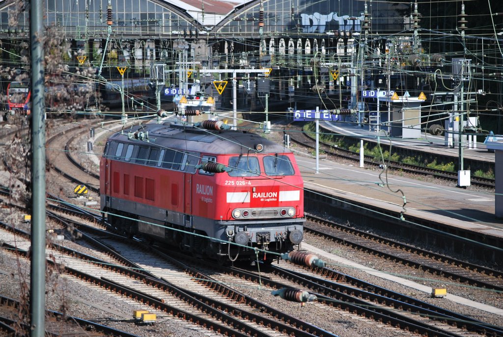 Diesellok der Baureihe 225 manvriert im Aachener Hbf (26.09.08)