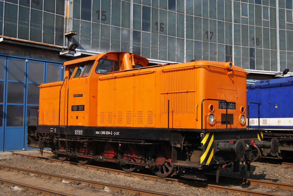 Diesellok der Baureihe 346 (346 034 - 2) alias V60 001 am 17.04.2011 im Bahnbetriebswerk Cottbus! Diese Lok geh�rte zur Lok - Ausstellung des Lausitzer Dampflokclubs, welcher auch Besitzer dieser sch�nen Maschiene ist,zum erhalt der Dampflok 03.