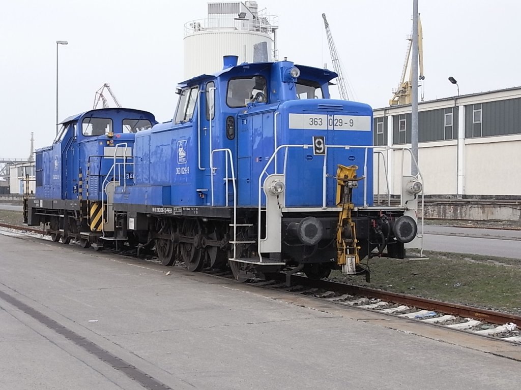 Diesellok der Baureihe 363 mit Anhang (BR 346) im Rostocker Seehafen.