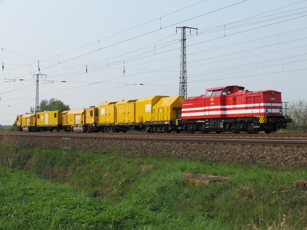 Diesellok der Baureihe V 100 der HGB im Bahnhof Schwerin Grries mit einem Bauzug am 29.04.2011