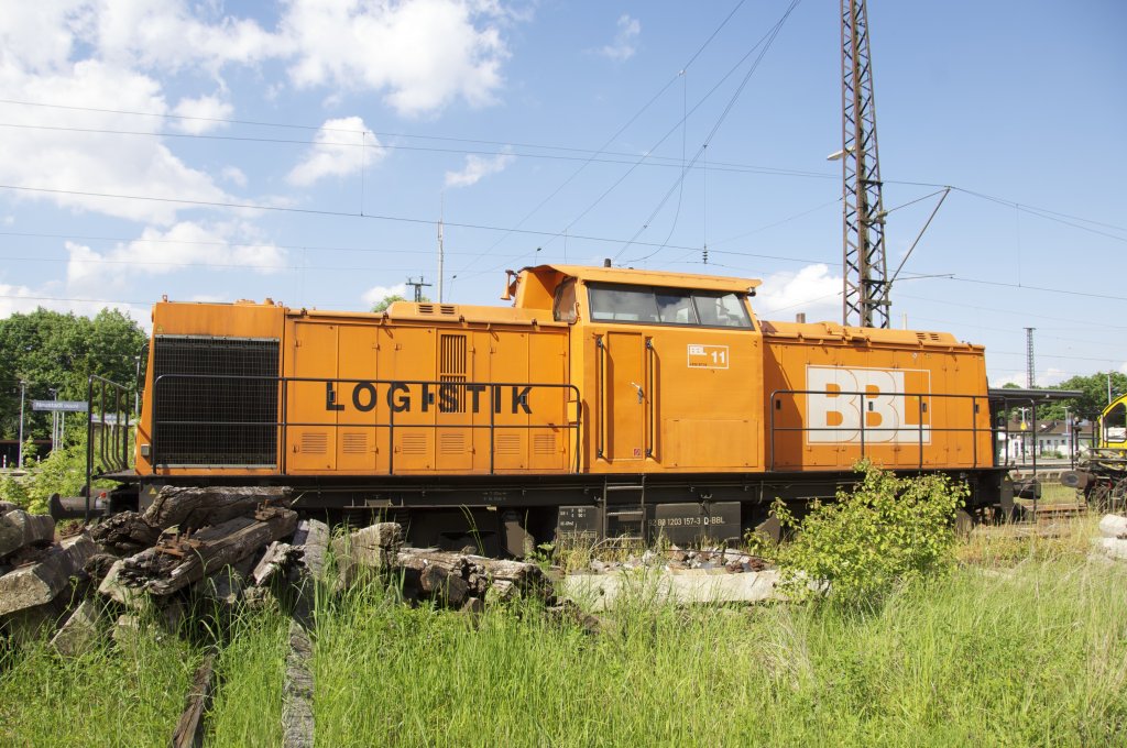 Diesellok BR 203 der BBL-Logistik ist dank Bauarbeiten in Neustadt Aisch abgestellt. Unter anderem sind hier alte Holzschwellen deponiert.