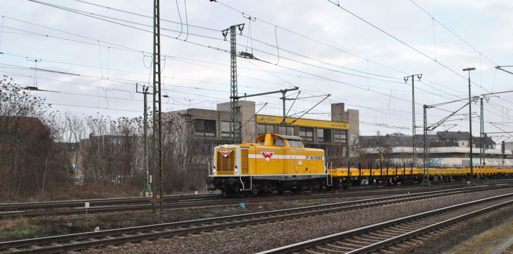 Diesellok der BR 212 der Gleisbaufirma  Wiebe f�hrt am 03.02.2011 durch Lehrte.