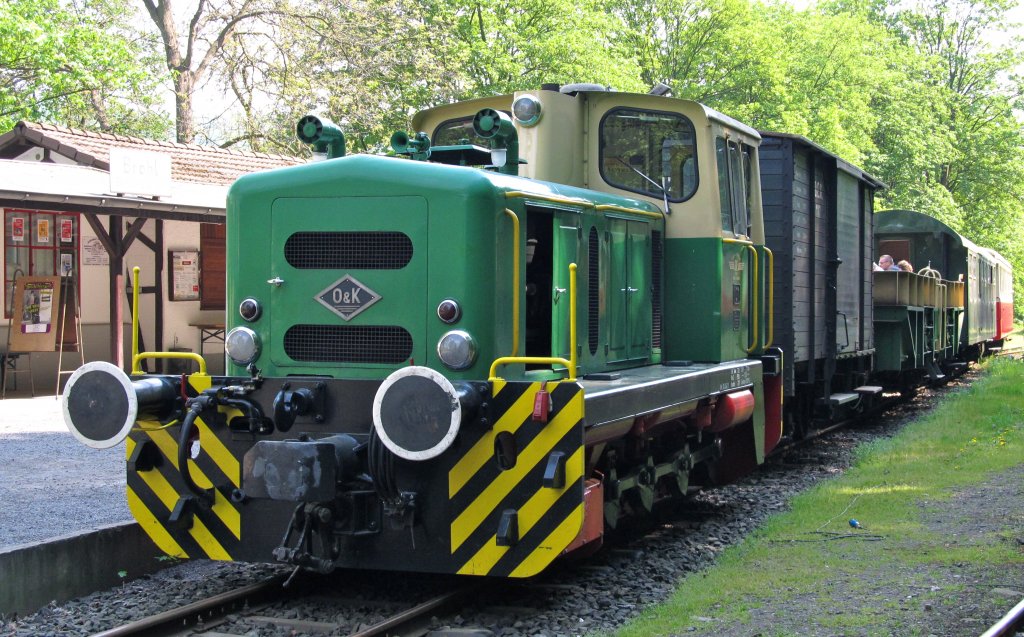Diesellok D1 am 22.4.2011 vor dem  Vulkan-Express  im Bahnhof Brohl.