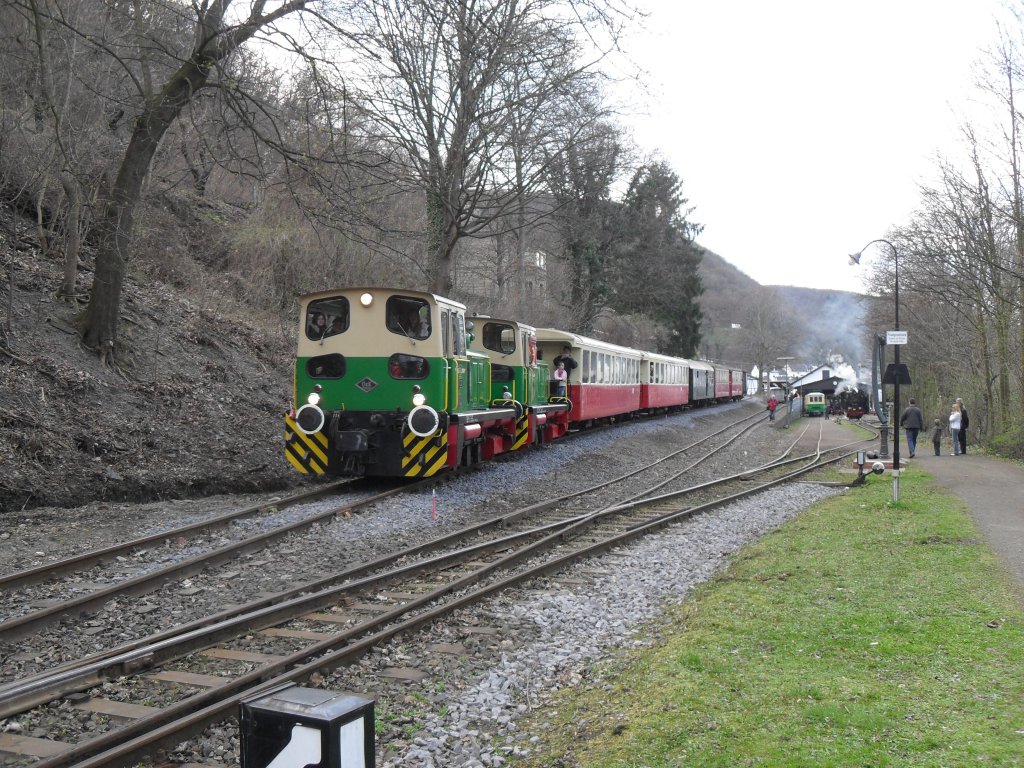 Diesellok D1 und D2 bringen im Sptnachmittag des 2.4.10 einen Personenzug zurrck in den Bahnhof Brohl.