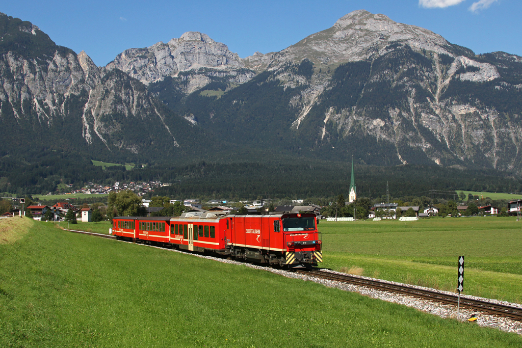 Diesellok D13 der Zillertalbahn mit einem Personenzug am 10.09.2011 bei Strass.