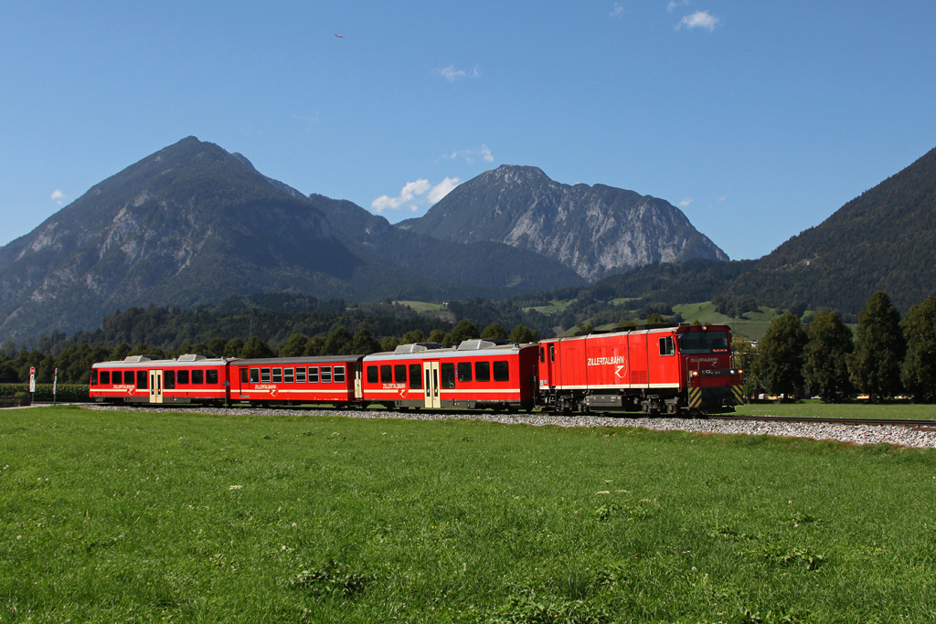 Diesellok D14 der Zillertalbahn mit einem Personenzug am 10.09.2011 bei Strass.