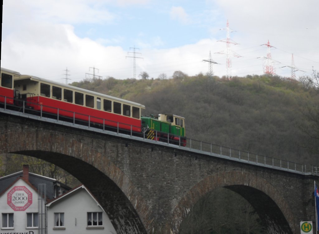Diesellok D2 von O&K war am 11.4.10 Schublok fr einen langen Personenzug der Brohltalbahn wo die Dampflok 99 7203 Zuglok war.Hier zusehen auf dem Tnissteiner Viadukt.