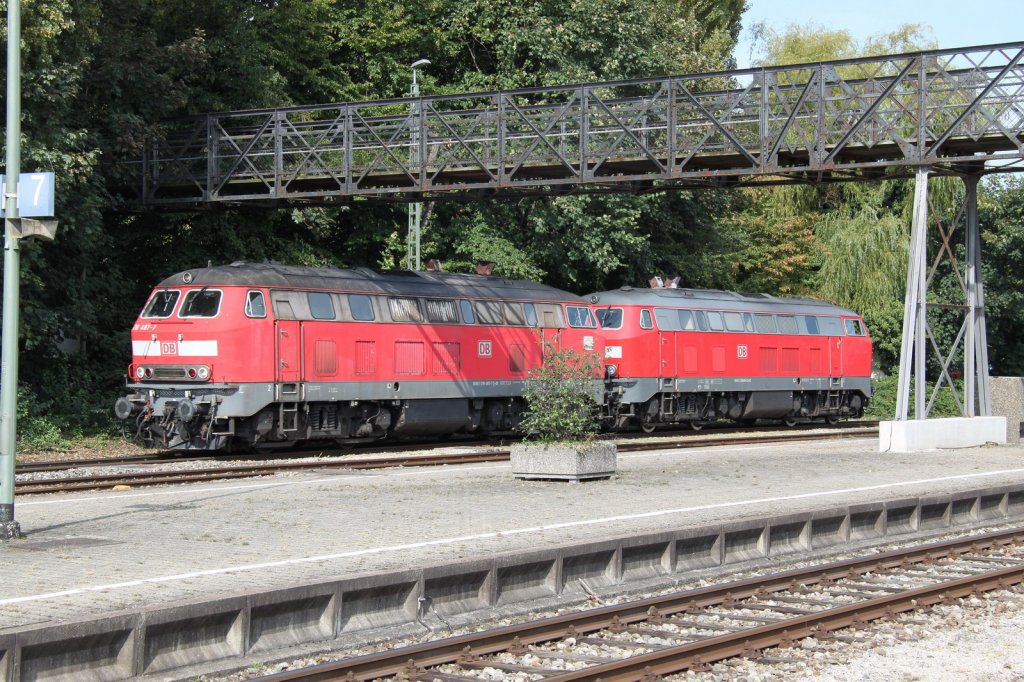 Diesellok Doppeltraktion mit 218 499-2 und 218 487-7 beim rangieren in 
Lindau Hbf.Sie werden sich spter vor einen Zug nach Mnchen Hbf.setzen.
17.09.12