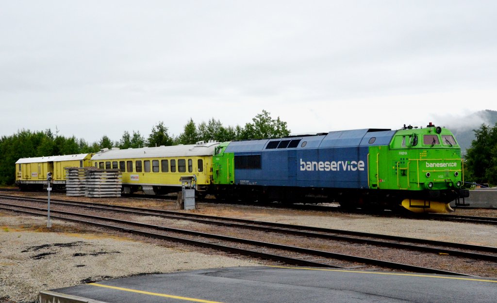 Diesellok Froya von Bahnservic mit 2 Bauwagen am 09.07.2012. In Tynset/Norwegen.