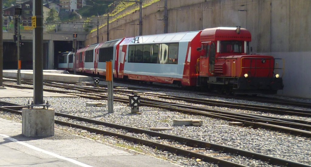 Diesellok Gm 3-3 72 mit den Wagen eines Glacierexpress beim Rangieren in Zermatt. Aufgenommen am 04.08.11