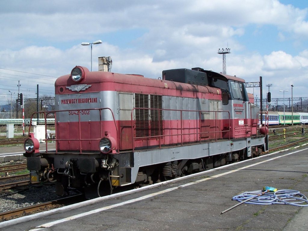 Diesellok SU42 502 im Bahnhof Jelenia Gora (Hirschberg) am 22/04/10.