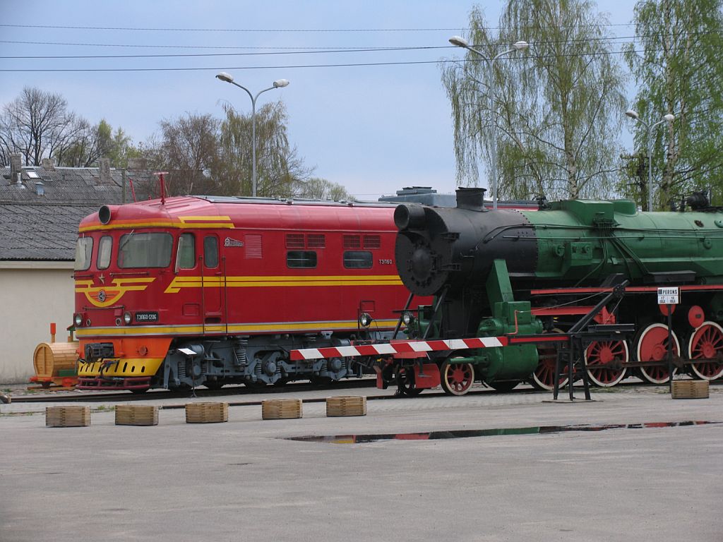 Diesellok TЗЛ60-1206 und Dampflok T3-036 auf Eisenbahnmuseum Riga am 2-5-2010.