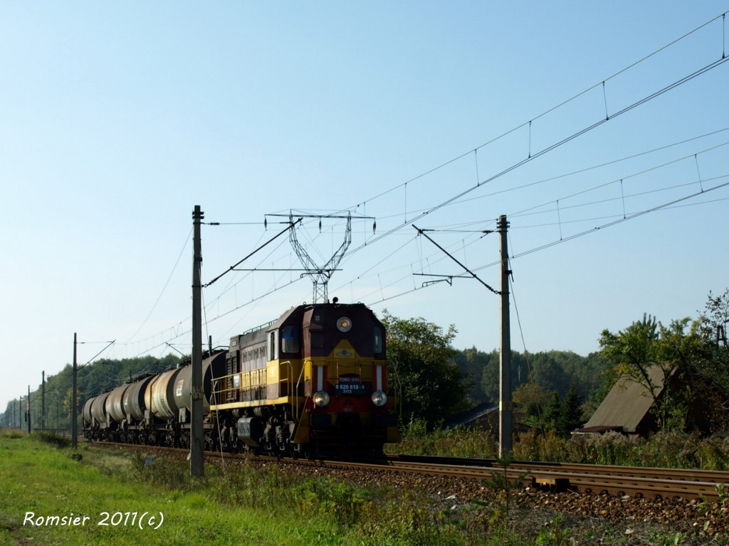 Diesellok TEM2-240 RAIL POLSKA mit Kesselwagen in der Richtung Tychy(Oberschlesien)am 30.09.2011.
