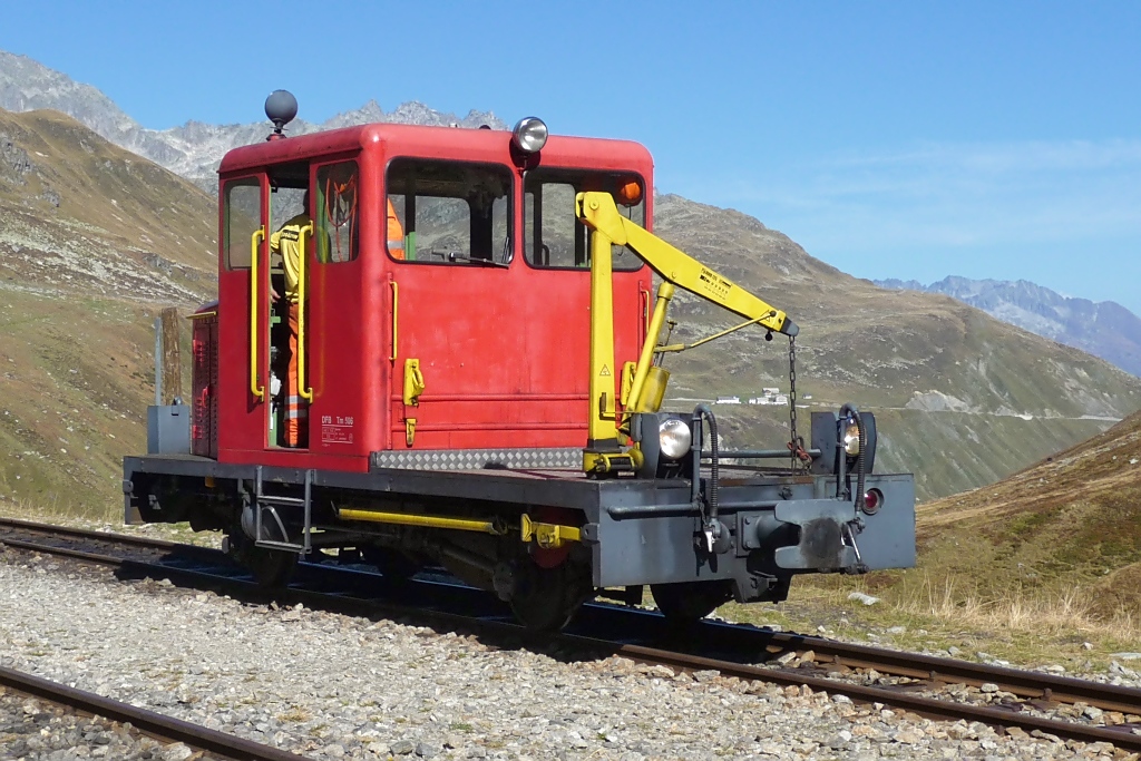 Diesellok Tm 506 fhrt gleich wieder zurck in den Tunnel (Furka, 2.10.11)