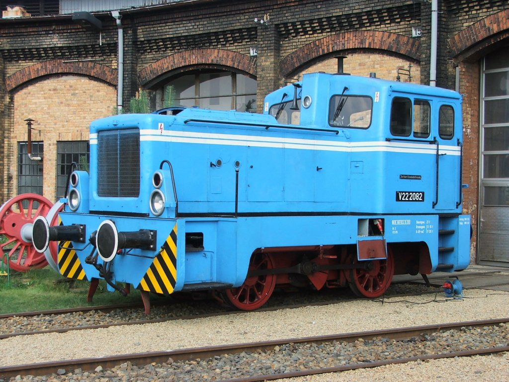 Diesellok V22 2082 im ehem. Bw Berlin-Schneweide zum Tag der offenen Tr am 20.08.2005