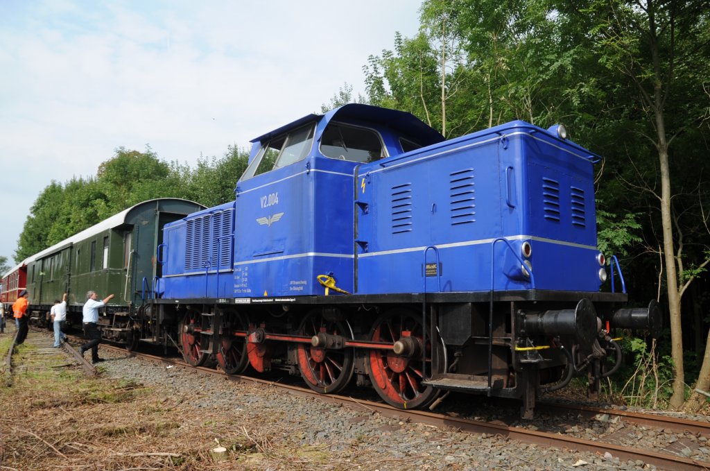 Diesellokomotive 2.004 der Landeseisenbahn Lippe mit dem Sonderzug anllich des Tag des Denkmals am 12.09.2010 zwischen  dem Bahnbergang Schlo Brake (bei Lemgo) und dem (ehemaligen) Bahnhof Brake (bei Lemgo). Die Lok ist im Besitz des Vereins Braunschweiger Verkehrsfreunde (VBV) und wurde von der LEL fr sechs Jahre ausgeliehen. Der Sonderzug bestand aus 3 Waggons, dem Gepckwagen 105 240, dem Umbau-Gesellschaftswagen 34 039 und dem Speisewagen 1122. 