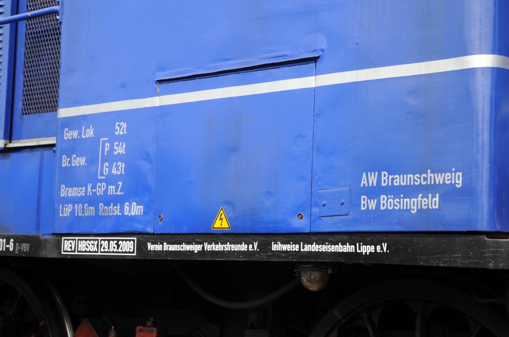 Diesellokomotive 2.004 der Landeseisenbahn Lippe mit dem Sonderzug anllich des Tag des Denkmals am 12.09.2010 zwischen dem Bahnbergang Schlo Brake (bei Lemgo) und dem (ehemaligen) Bahnhof Brake (bei Lemgo). Die Lok ist im Besitz des Vereins Braunschweiger Verkehrsfreunde (VBV) und wurde von der LEL fr sechs Jahre ausgeliehen. Diese Zugehrigkeit wird durch die Angaben an der Lok dokumentiert.
