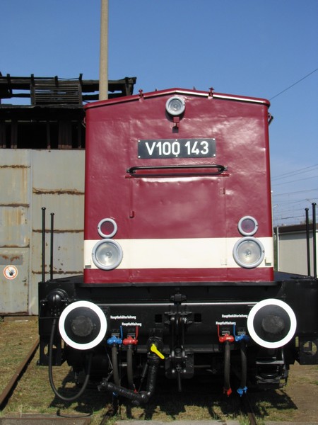 diesellokomotive V 100 143 -DR- (Front) im Mecklenburgisches Eisenbahn- und Technikmuseum (Bw)Schwerin 27.09.2009