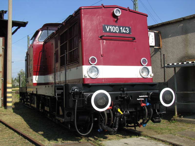 Diesellokomotive V 100 143 der DR, gesehen im Eisenbahn-Museum in Schwerin (ehem. Bw Schwerin). Schwerin [27.09.2009]