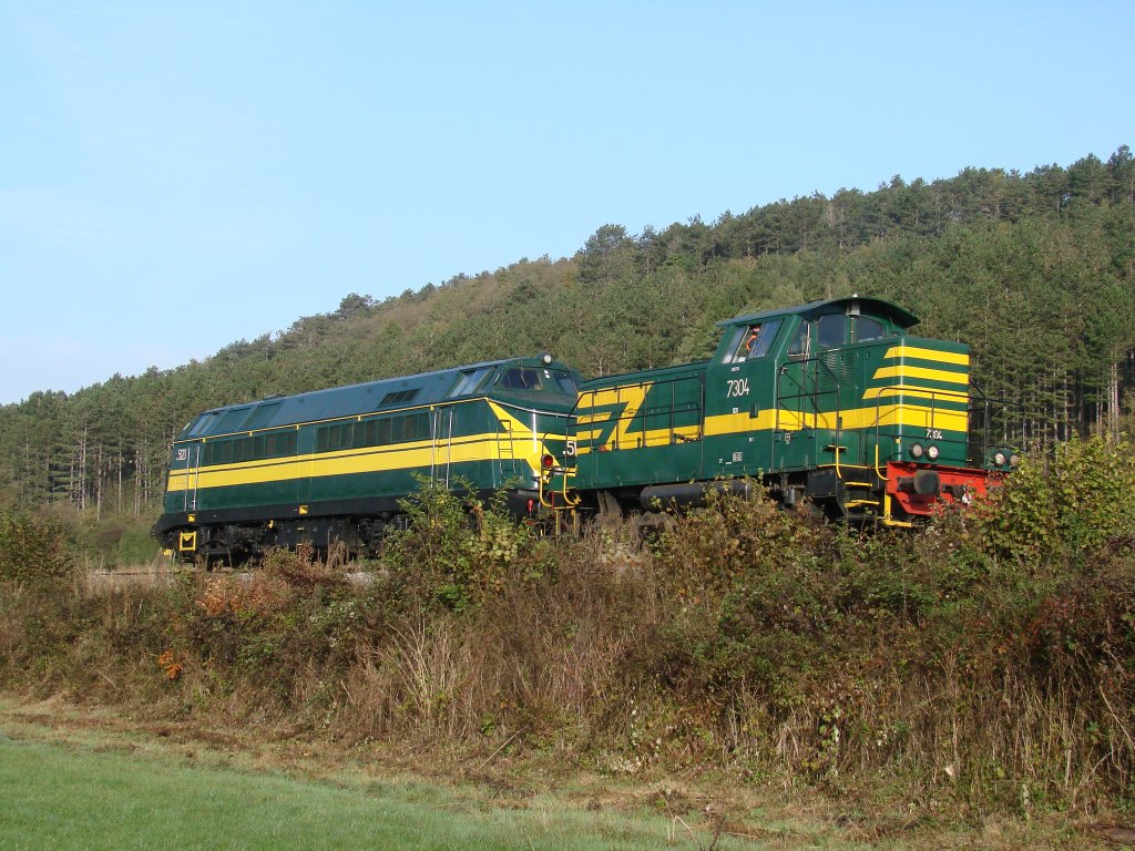 Dieselloks 7304 und 5120 zwischen Nismes und Olloy - 17-10-2009