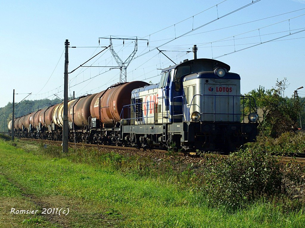 Dieselloks SM42-208 LOTOS mit Kesselwagenzug in Tichau(Oberschlesien) ,Bild am 01.10.2011.