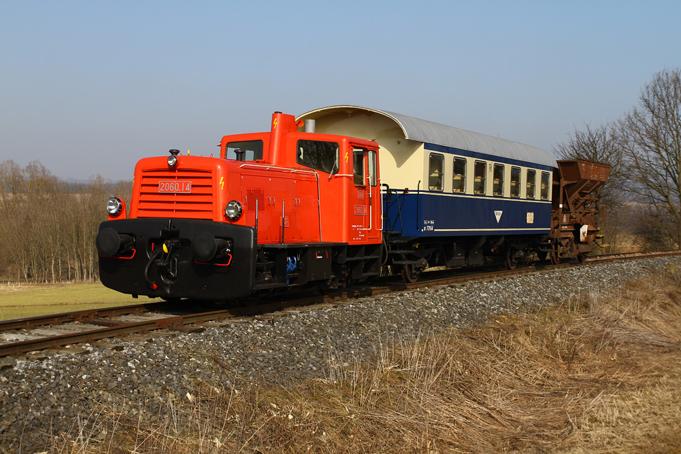 Dieselok 2060 14 fhrt mit einem Foto-Gmp auf der FROWOS Strecke von Oberwart nach Oberschtzen.
Oberwart 26.02.2011