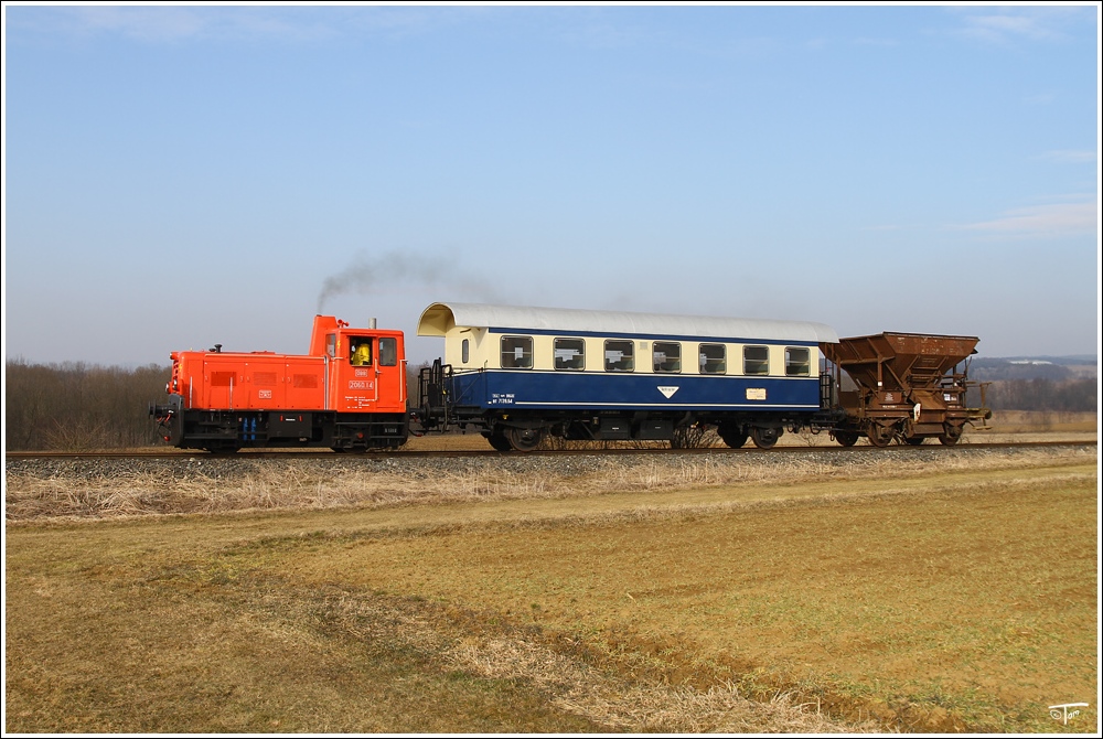 Dieselok 2060 14 fhrt mit einem Foto-Gmp auf der FROWOS Strecke von Oberwart nach Oberschtzen. 
Oberwart 26.02.2011 
