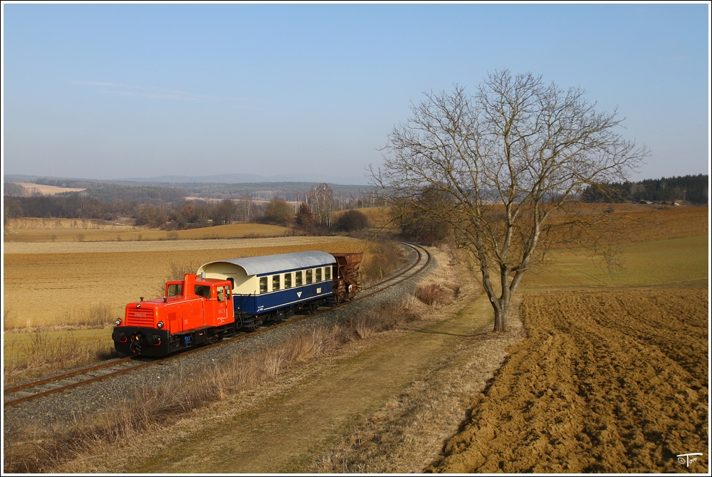 Dieselok 2060 14 fhrt mit einem Foto-Gmp auf der FROWOS Strecke von Oberwart nach Oberschtzen. 
Oberwart 26.02.2011 

