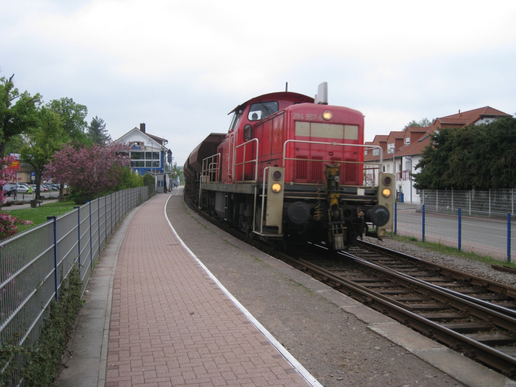 Dieselok 294 957-6 fhrt 10. Mai 2010 mit offener Gterwagen voller Stein durch Ramstein Bahnhof.