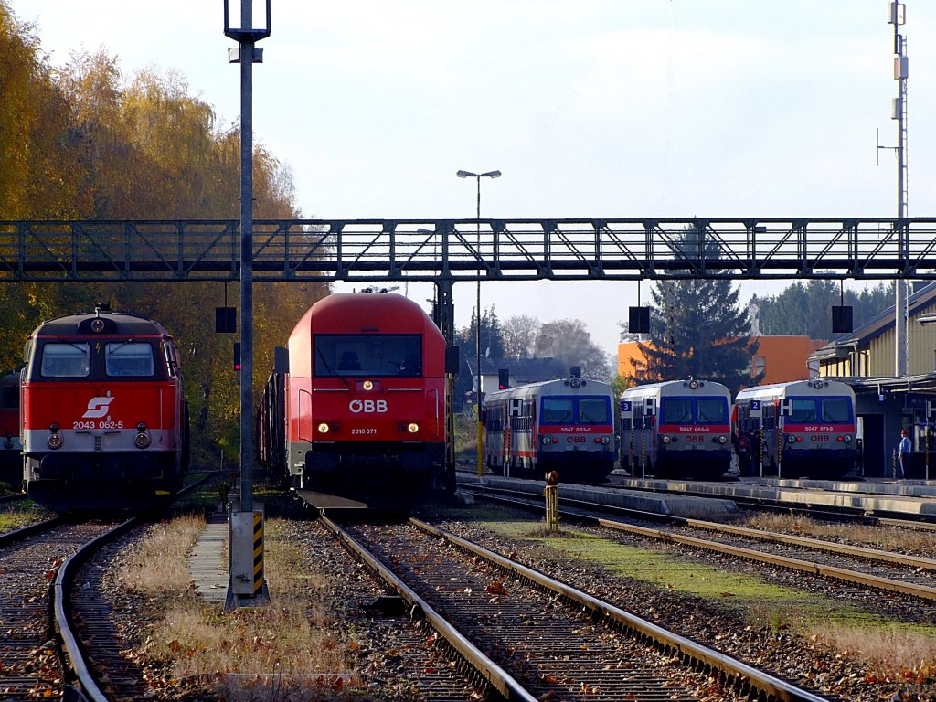  Dieselpower  bestehend aus:
2043 062-5; 2016 071 sowie 5047 083-0; 084-8 und 071-5 konnte vom alten Bahnmeistereigelnde in Ried betrachtet werden; 111104