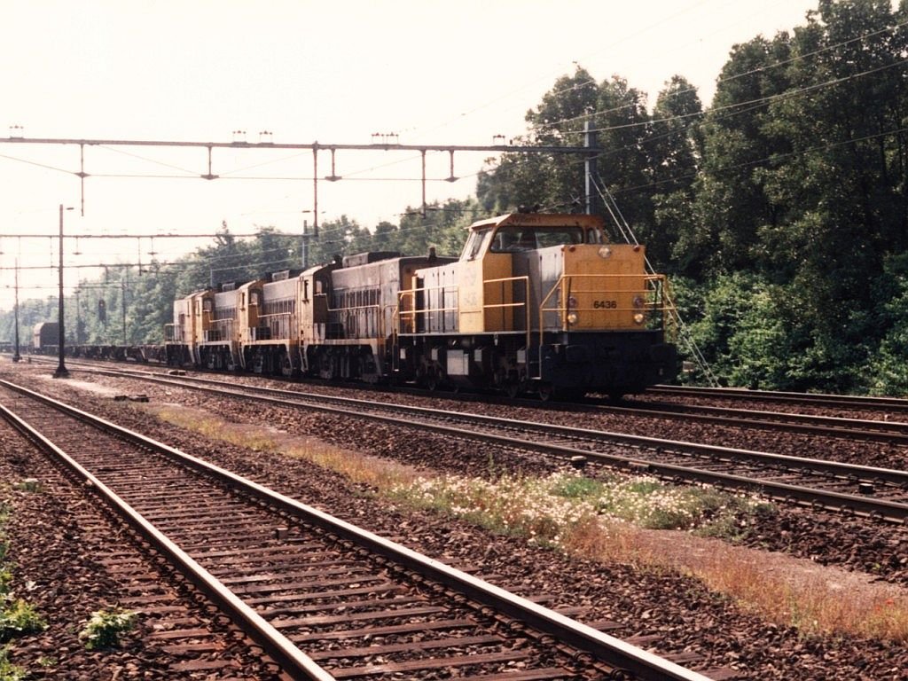 Dieselpower in Holland mit fnf dieselloks. Loks 6436, 2270, 2207, 2215 und 2212 mit Gterzug 51071 Kijfhoek-Maasvlakte bei Barendrecht am 15-7-1994. Bild und scan: Date Jan de Vries.