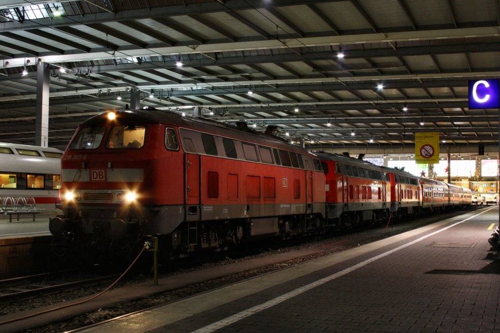 Dieselpower pur: 3 218er der SOBB (SdostbayernBahn) zogen 3 N-Wagen am Abend des 22.11.10 Richtung Mhldorf (Oberbay). Sichtung Mnchen Hbf