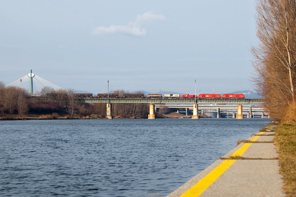 Dieselpower zwischen Wien Praterkai und Wien Lobau. Die Aufnahme enstand am 21.01.2012 vormittags, als es im Osten von sterreich noch etwas sonnig war.