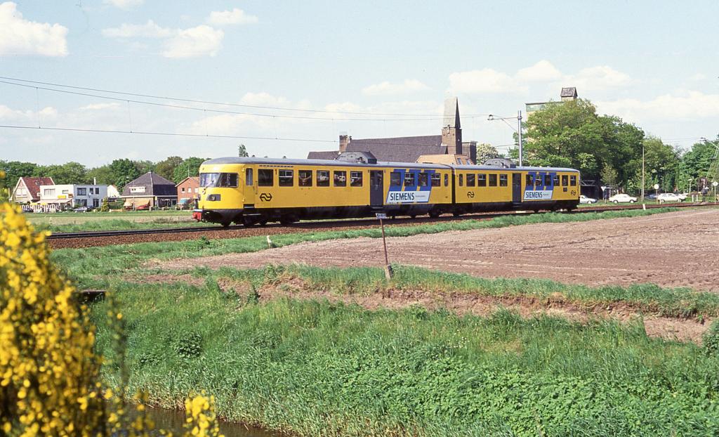 Dieseltriebwagen 163 verlt am 12.5.1994 um 16.18 Uhr Marienberg auf der
Fahrt nach Deventer.