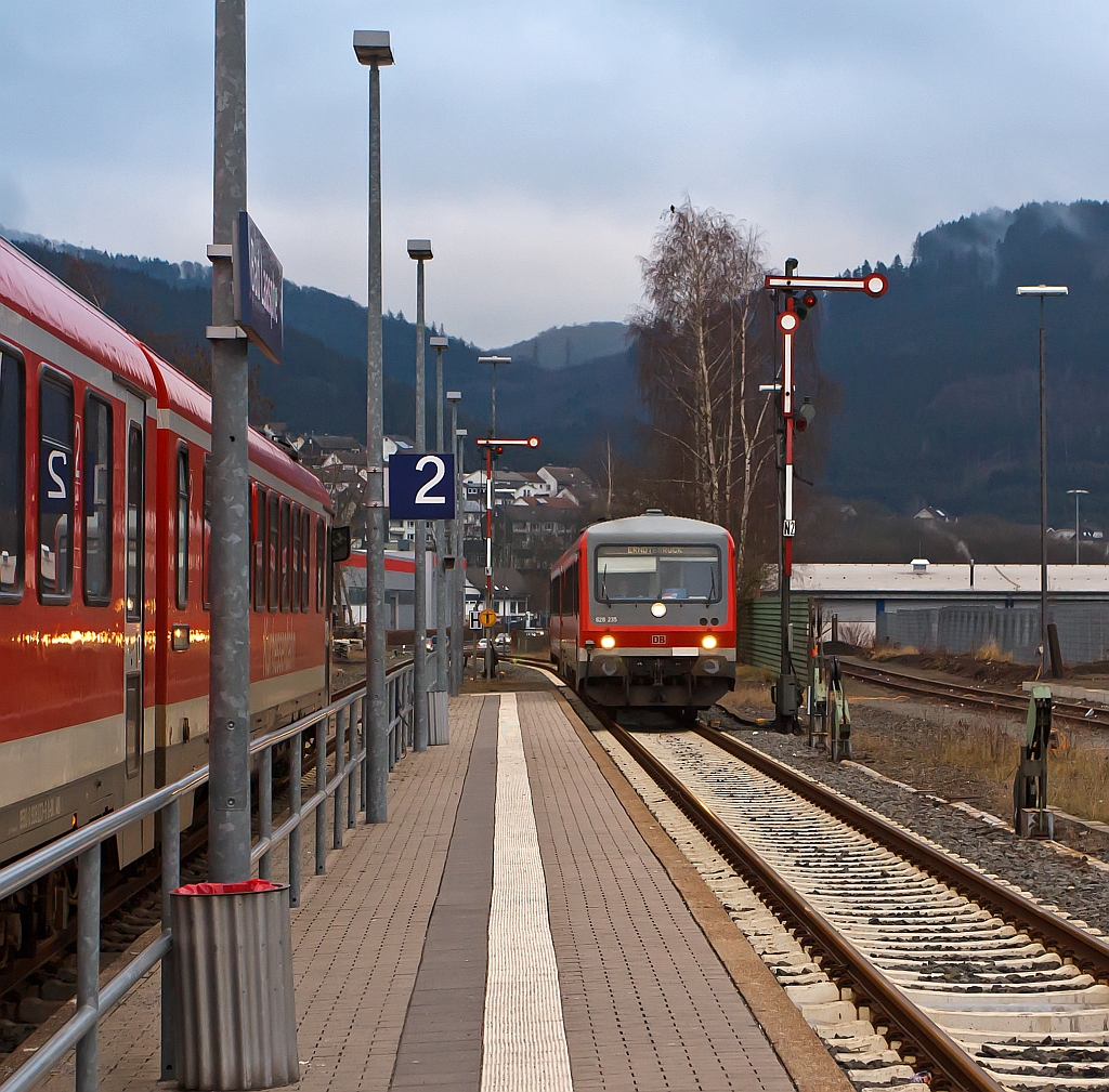 Dieseltriebwagen 628/928 235 der Kurhessenbahn als RB 43 Obere Lahntalbahn (KBS 623)kommt von Marburg ber Biedenkopf und fhrt am 28.12.2011 in den Bf Bad Laasphe ein, nach dem Halt fhrt er weiter Erndtebrck.