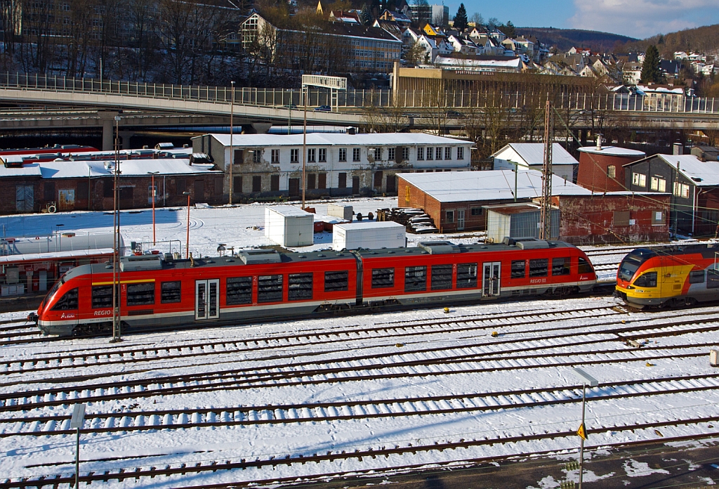 Dieseltriebwagen 648 201 / 701 (Alstom Coradia LINT 41) der DreiLnderBahn rangiert am 10.02.2013 beim Hbf Siegen. Aufgenommen vom Parkdeck der Citygalerie.

Der LINT (Leichter Innovativer Nahverkehrstriebwagen) war eine Entwicklung von Linke-Hofmann-Busch (LHB) in Salzgitter. Diese wurde 1994/1995 vom franzsischen GEC-Alstom-Konzern bernommen, wo der LINT innerhalb der CORADIA-Familie vermarktet wird, wobei sie immer noch in Salzgitter gebaut werden.

Die beiden Wagenhlften des LINT 41 sind in der Triebwagenmitte auf ein Jakobs-Drehgestell gesttzt, die Enden auf je ein Triebgestell, welche jeweils von einem MTU 6R183TD13H Dieselmotor  315 kW (428 PS) Leistung ber Kardanwelle und Achsgetriebe angetrieben wird.
Eine Wagenhlfte wird als 648 2xx, und die andere als 648 7xx bezeichnet.
brigens die Typenbezeichnung 41 stammt von der gerundeten Lnge von 41 m.

Weitere Technische Daten:
Achsfolge:  B' 2' B'
Eigengewicht: 65,5 t
Lnge ber Kupplung: 41.810 mm
Hchstgeschwindigkeit: 120 km/h.
