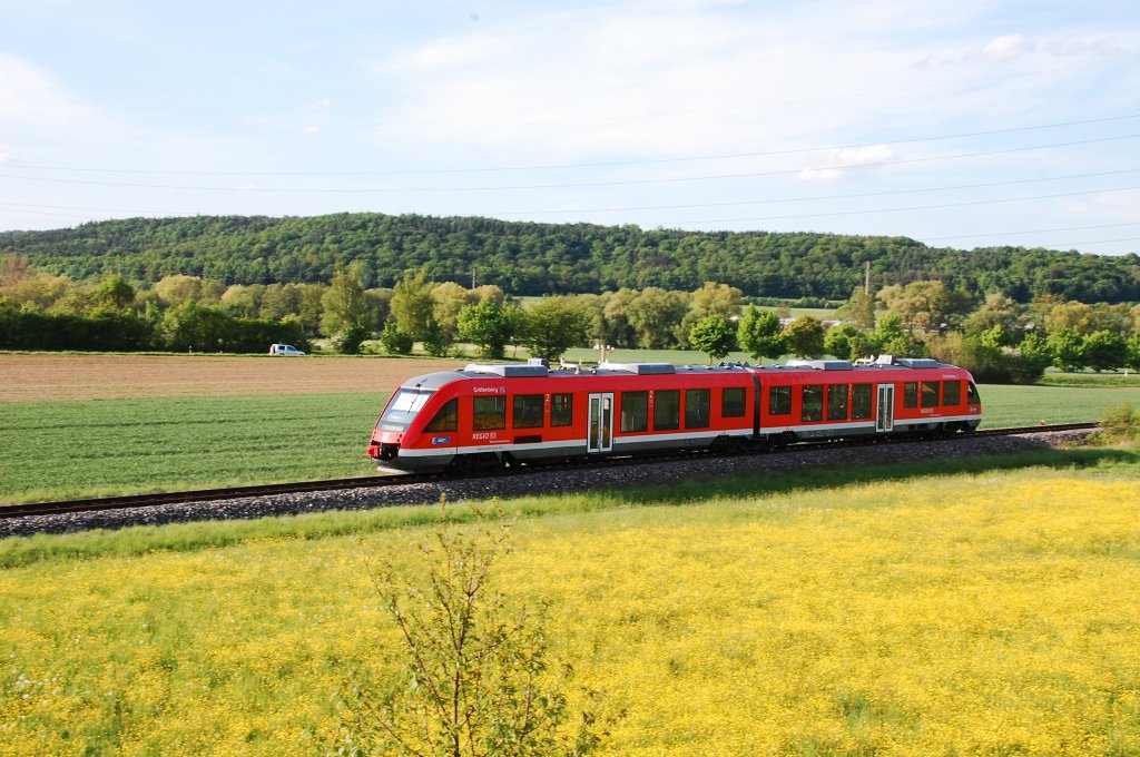 Dieseltriebwagen 648 LINT aus Grfenberg fhrt am 10. Mai 2012 durch eine Blumenwiese kurz nach Neustadt Aisch.