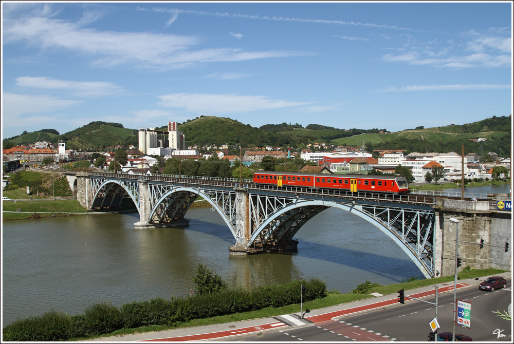 Dieseltriebwagen 814 131 der slowenischen Staatsbahn
fhrt als R 3860 von Maribor nach Pragersko. 
Draubrcke Maribor 11.8.2011