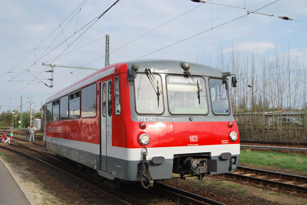 Dieseltriebwagen der Baureihe 772 (772 342)am 17.04.2011 im Bahnbetriebswerk Cottbus. Dieser hatte heute die Aufgabe die Besucher der Lok - Ausstellung zum erhalt der Dampflok 03 des Laustizer - Dampflokclubs, welcher auch Besitzer dieses sch�nen Triebwagen ist,  vom Bahnhof Cottbus zum Bahnbetriebswerk zu bringen!