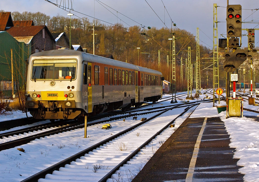 Dieseltriebwagen  VT/VS 51 (BR 628.4)  Daadetalbahn  der Westerwaldbahn (WEBA) rangiert am 28.01.2013 im Bahnhof Betzdorf/Sieg, er muss halt auch mal tanken.

Der Trieb-/Steuerwagen wurden 1994 bei DWAG unter den Fabrik-Nr. 91341/91342 gebaut.