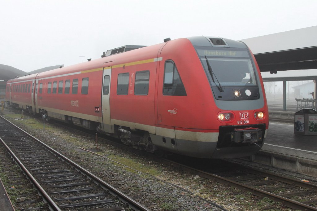 Dieseltriebzug 612 080 nach Augsburg am 17.01.11 im nebligen Lindau Hbf.