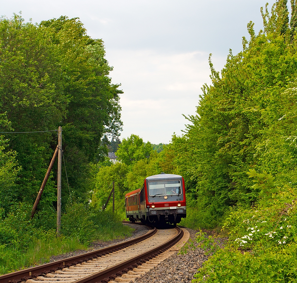 Dieseltriebzug 628 305 / 629 305 der DB Regio am 19.05.2013 kurz vor der Einfahrt in den Bahnhof Mayen-West.
Er f�hrt als RB 92 (Pellenz-Eifel-Bahn) Andernach – Mayen – Kaisersesch auf der KBS 478 (Eifelquerbahn).
Der Steuerwagen des Triebzuges ist nachtr�glich f�r solche steigungsreiche Strecken (wie diese) motorisiert worden.