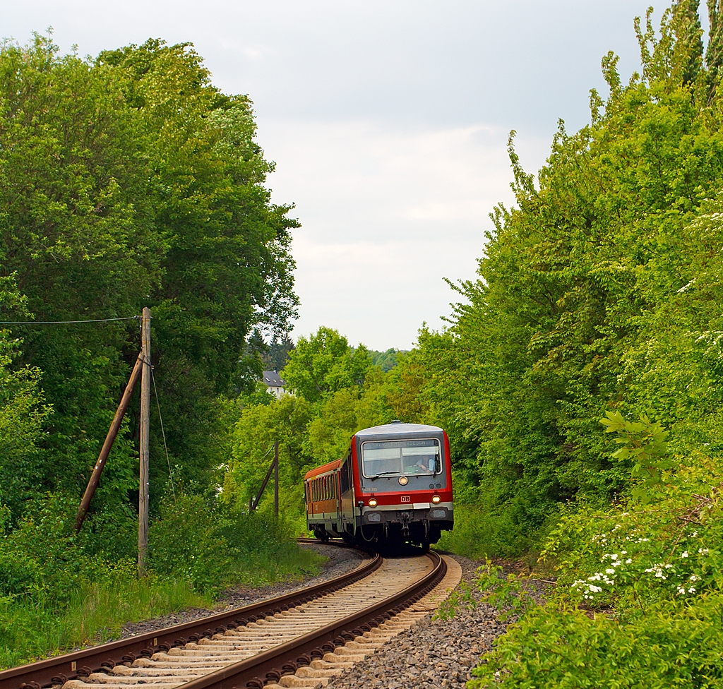 Dieseltriebzug 628 305 / 629 305 der DB Regio am 19.05.2013 kurz vor der Einfahrt in den Bahnhof Mayen-West.
Er fhrt als RB 92 (Pellenz-Eifel-Bahn) Andernach – Mayen – Kaisersesch auf der KBS 478 (Eifelquerbahn).
Der Steuerwagen des Triebzuges ist nachtrglich fr solche steigungsreiche Strecken (wie diese) motorisiert worden.