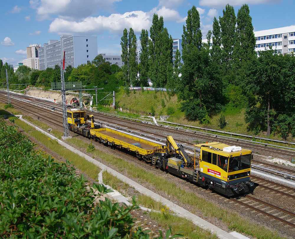 Diesen aus zwei Robel  Gleiskraftwagen  bestehenden Arbeitszug erwischte ich am 14.08. unweit des S-Bahnhofs  Landsberger Allee .