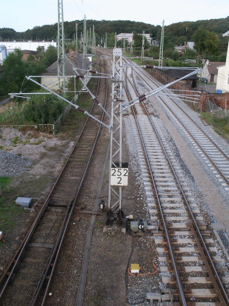 Diesen Fahrleitungsmast mit drei Auslegern fotografierte ich,am 02.September 2011,von der Fussgngerbrcke in Bergen/Rgen.