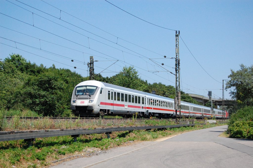 Diesen IC-Steuerwagen, welcher ber ein LED-Spitzenlicht verfgt, konnte ich am 16.7.2010 auf der Filsbahn kurz vor Plochingen im Bild festhalten. Der Zug wurde von einer Lok der BR 101 in Richtung Stuttgart nachgeschoben.