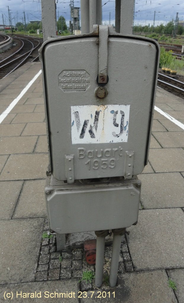 Diesen Kasten fand ich am 23.7.2011 an einem Fahrleitungsmast auf dem Bahnhof Hamburg-Altona. Kann hier jemand helfen?