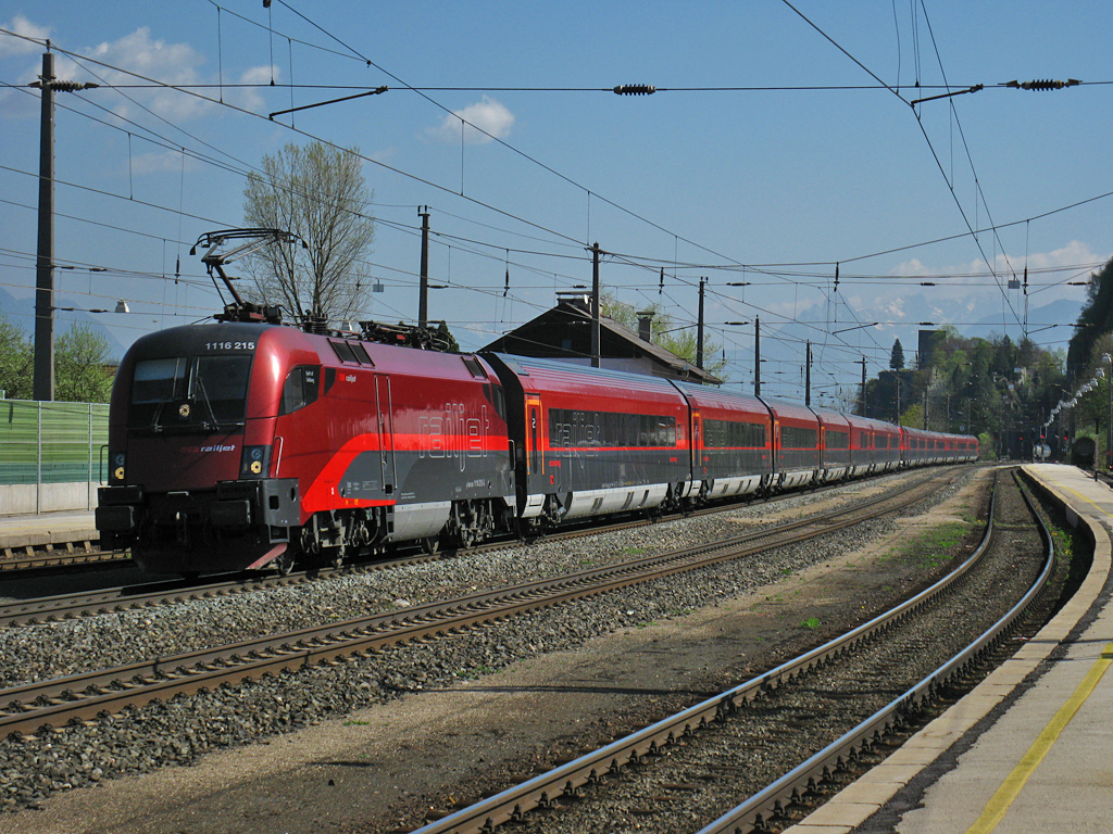 Diesen Samstag nutzte ich den schnen Tag und reiste mit der Bahn nach Brixlegg. Hier zu sehen ist der RJ 160 von Wien Westbahnhof nach Zrich mit der Garnitur 15 ( 9.4.2011 ).

Lg